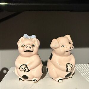 Source Unknown Pink and Black Pig Figurines 🐷